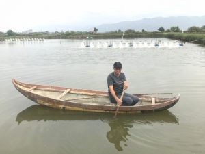 Để nghề nuôi tôm ở Bình Định đi theo hướng bền vững, các vùng nuôi tôm cần được quy hoạch lại và xây dựng hệ thống cấp nước và xả thải riêng biệt. Ảnh: Vũ Đình Thung.
