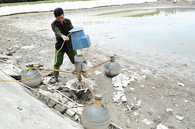 Các hộ nuôi có kinh nghiệm ở Trung Chính (Lương Tài) thường kiểm tra máy sục khí oxy phục vụ ao cá trong mùa nóng.