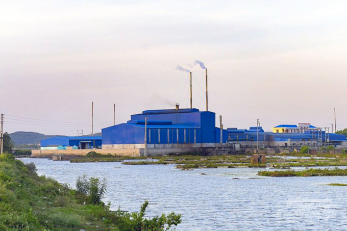 Cách cửa sông Lạch Bạng không xa là các nhà máy nằm trong Khu Công nghiệp Nghi Sơn. Ảnh: VD.