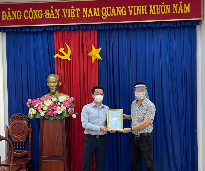 Đại diện Ủy ban Nhân dân thành phố Đồng Nai trao thư cảm ơn cho đại diện Grobest Việt Nam.