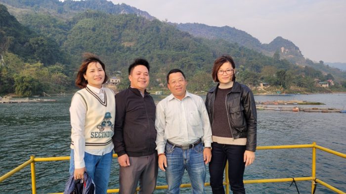 Cán bộ Phòng Nông nghiệp huyện Đà Bắc trong một chuyến xuống cơ sở hỗ trợ người dân kỹ thuật chăm sóc cá lồng.
