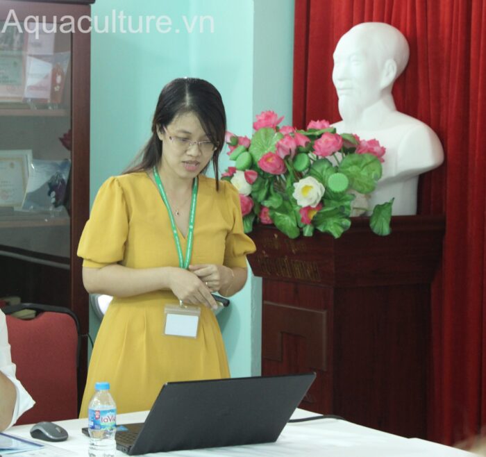 Bà Nguyễn Thị Thu Hà, giảng viên khoa Tài nguyên và Môi trường (VNUA) trình bày với chủ đề “Sử dụng chỉ số chất lượng nước và cấu trúc quần xã để cảnh báo rủi ro sinh thái hồ Đồng Mô và Xuân Khanh”