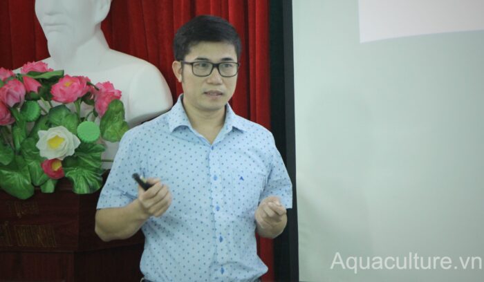 TS. Đoàn Quốc Khánh với bài trình bày “Ứng dụng lồng tròn trong nuôi cá rô phi ở miền Bắc Việt Nam: Cơ hội và thách thức”