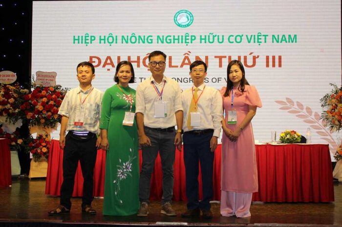 Ban kiểm tra nhiệm kỳ III: Trưởng ban Phạm Minh Đức (người đứng giữa), Phó Trưởng ban Trần Thị Thanh Bình (thứ 2 từ phải qua).
