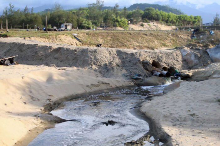 Nước thải từ các đầm tôm chảy ra bờ biển thôn Phú Hải, xã Lộc Vĩnh. Ảnh: CĐ (NNVN)