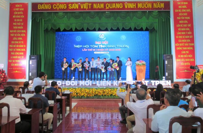 Ban chấp hành Hiệp hội Tôm tỉnh Bình Thuận lần thứ III, nhiệm kỳ 2023-2028 ra mắt Đại hội và chụp ảnh lưu niệm cùng các đồng chí lãnh đạo.