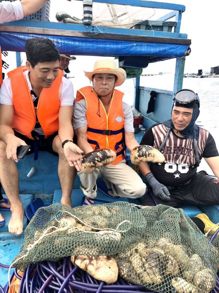 Đoàn công tác của Bộ Khoa học và Công nghệ kiểm tra nuôi hải sâm vú tại đảo Phú Quý, Bình Thuận.